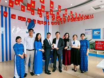 11 khách hàng VNPT tại Hải Phòng trúng thưởng iPhone 17